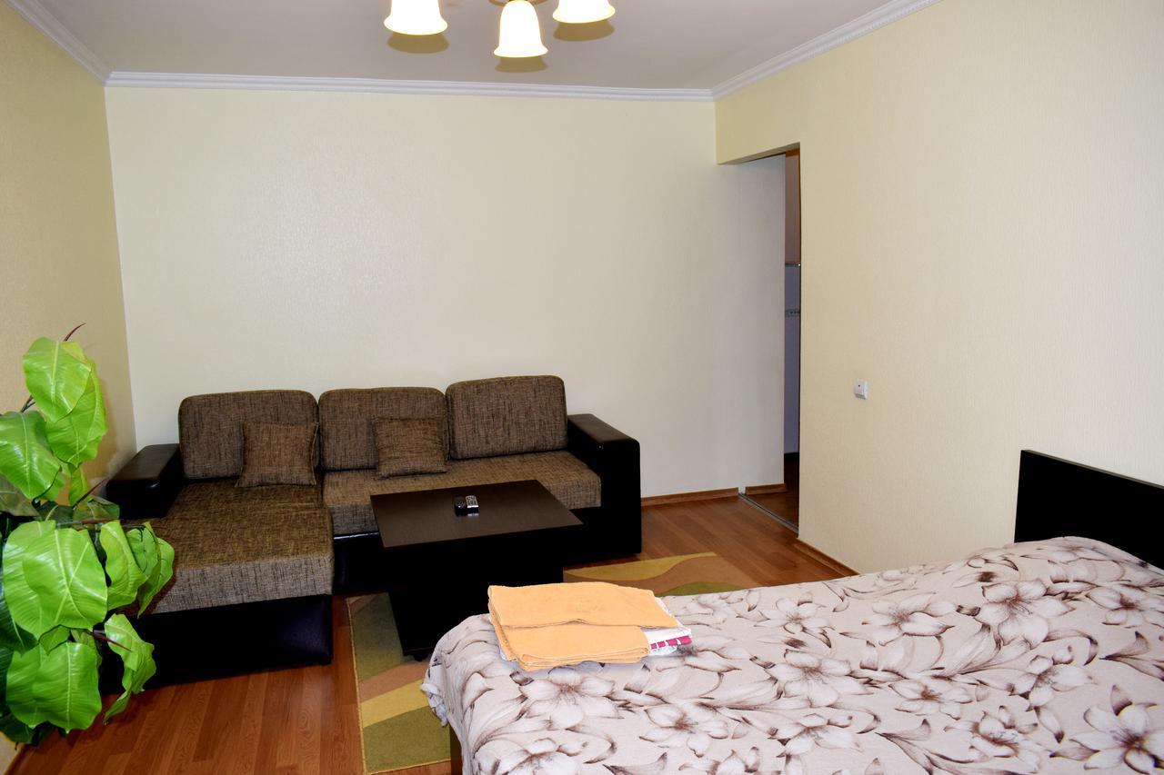 Apartment On Krushelnitskoy 73 リウネ エクステリア 写真